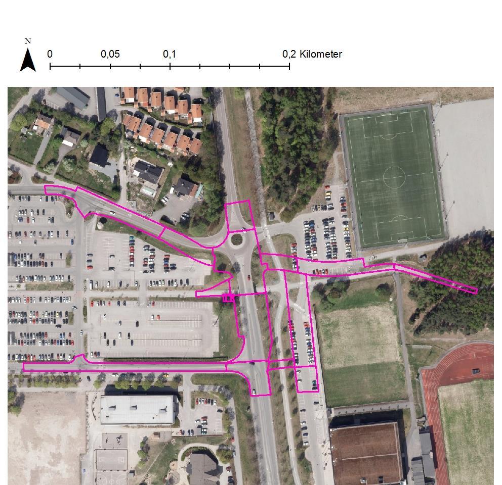 Figur 5 Karta som visar området som har sänkts vid korsningen Kyrkvägen och Husarvägen. De rosa linjerna visar det området som har sänkts i höjdmodellen. 3.