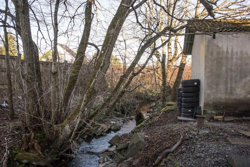 14 (30) Figur 14. Punkt 4626, träd på väg ner i garage. Sista sträckan mellan 45:an och Nödinge är flack och med gott område för framtida meandrande samt bra förstärkt mot vägarna.