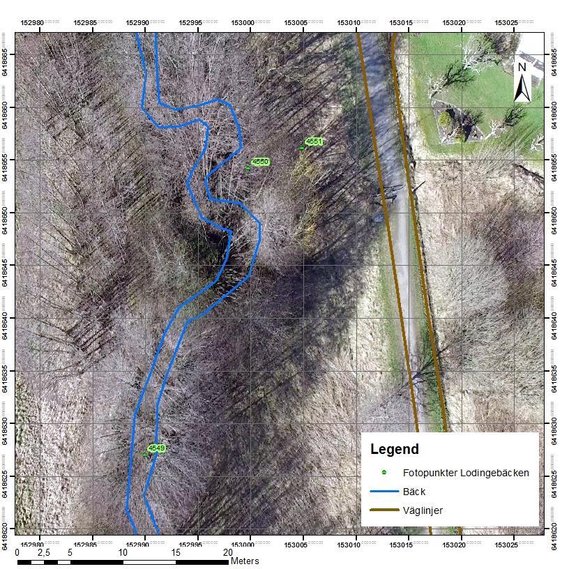 från påverkan av erosion. Norr om bäcken går däremot en körbana ca 7 meter från bäckens krök.