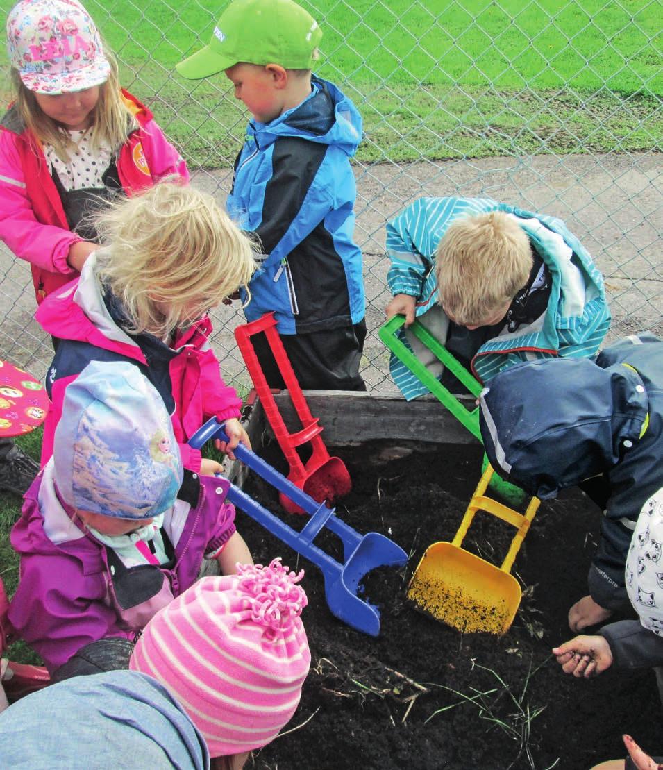 76 Nyckeltal 2016 2017 Förskola, tkr per barn 105 104 Pedagogisk omsorg, tkr per barn 101 - Fritidshem, tkr per barn 29 27