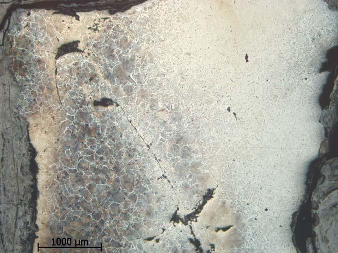 Analys I tvärsnittet syns en rektangulär kärna av bevarat metalliskt järn, omgiven av korroderat järn. En tunn spricka löper från kanten på ena kortsidan mot ett motstående hörn.