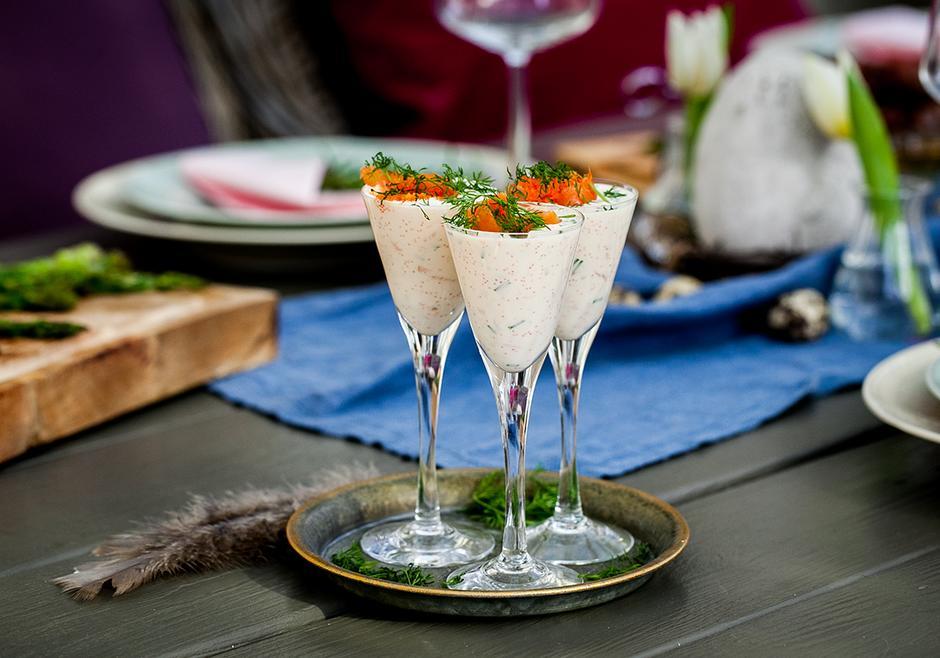 Bjud in till påskbuffé. Linnéa dukar upp en läcker påskbuffé med laxröra, citronkyckling, lammspett och andra godsaker. Man behöver inte alltid ha sill till nubbe.