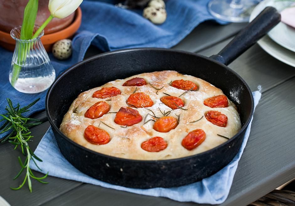 Gör din påskbuffé komplett med ett gott bröd. Focaccia är ett väldigt lättbakat bröd som du kan variera i det oändliga när det kommer till smaksättning. Fetaost, färska örter, lök - ja allt blir gott!