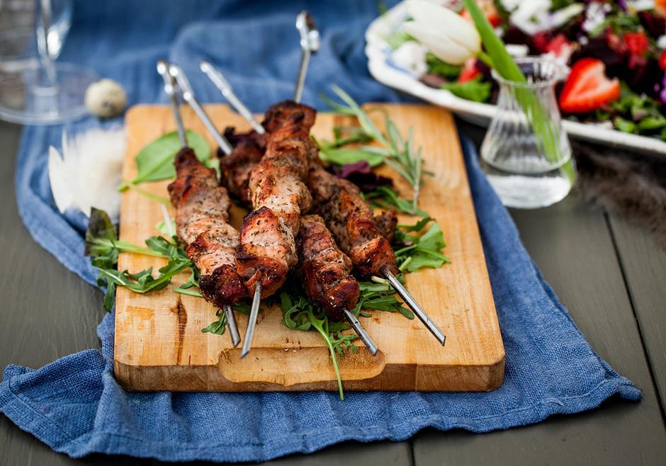Små fina grillspett gör sig otroligt bra på en buffé. Här kan du välja vad du gillar bäst. Både lamm och fläskkött blir otroligt goda efter att ha marinerats med denna marinad.