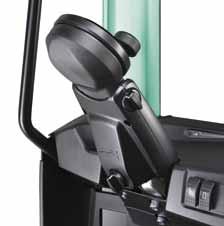 Fällbar rattkonsol Ergonomiska armstödsreglage Komfortabel pedallayout Lätt att stiga in i och ut ur hytten Kraftiga drivmotorer och hydraulsystem ger extra långa skift mellan laddningar eller byten.