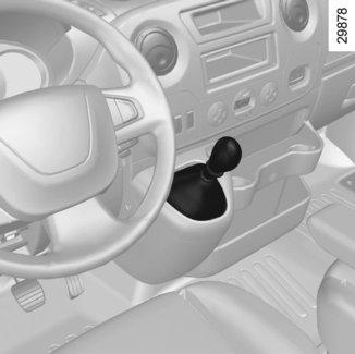VÄXELSPAK 1 2 Växelspak Iläggning av backväxeln När bilen står stilla, lägg i neutralläget och för växelspaken till backläget.