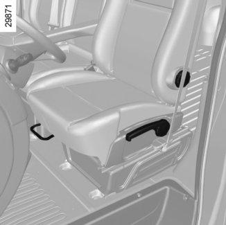 FRAMSTOLAR (1/3) Eluppvärmd stol (kan variera från bil till bil) A 1 2 3 4 5 Slå på tändningen och manövrera strömställare 5, den inbyggda kontrollampan tänds.
