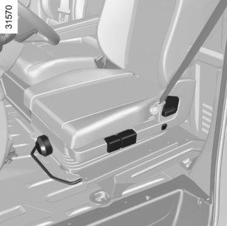 FRAMSTOLAR (2/3) Eluppvärmd stol (kan variera från bil till bil) 6 B 7 Slå på tändningen och manövrera strömställare 8. Den inbyggda kontrollampan tänds.