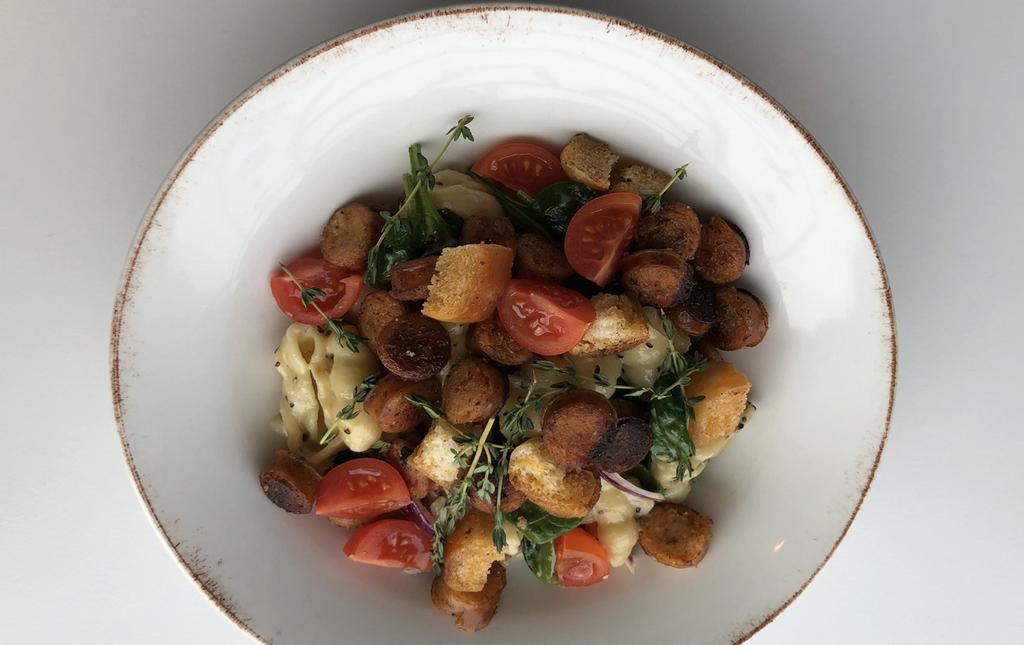 Laxkorvspasta à la Korshags 25 min 2 portioner Lätt 200 g gnocchi (eller annan pasta) 2 msk smör 2 msk olivolja 2 skivor surdegsbröd 1 liten gul lök 10 små cocktailtomater 1 vitlöksklyfta 100 g färsk