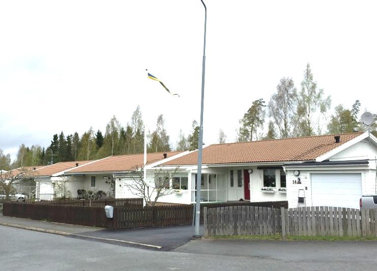 Tillkommande bostäder Detaljplaneförslaget är upprättat efter ett utbyggnadsförslag med tre byggnadskroppar inrymmande två till fyra lägenheter som sammanlagt rymmer tio marklägenheter.