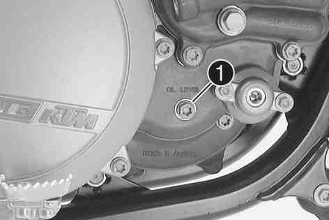 ( s 97) För lite växellådsolja eller olja av sämre kvalitet leder till ökat slitage av växellådan. Växellådsoljan ska fyllas på när motorn är kall. Ställ upp motorcykeln på en vågrät yta.