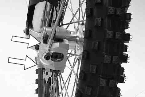HJUL, DÄCK 78 12.1Demontera framhjulet x Palla upp motorcykeln på mc-lyften. ( s 45) Tryck bromsoket för hand mot bromsskivan så att bromskolvarna trycks tillbaka.