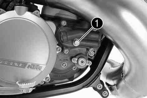 Förvara kylvätskan utom räckhåll för barn. (alla 125/200 modeller) Se till att skruven är fast åtdragen. Ställ upp motorcykeln vertikalt. Fyll kylaren helt med kylvätska.