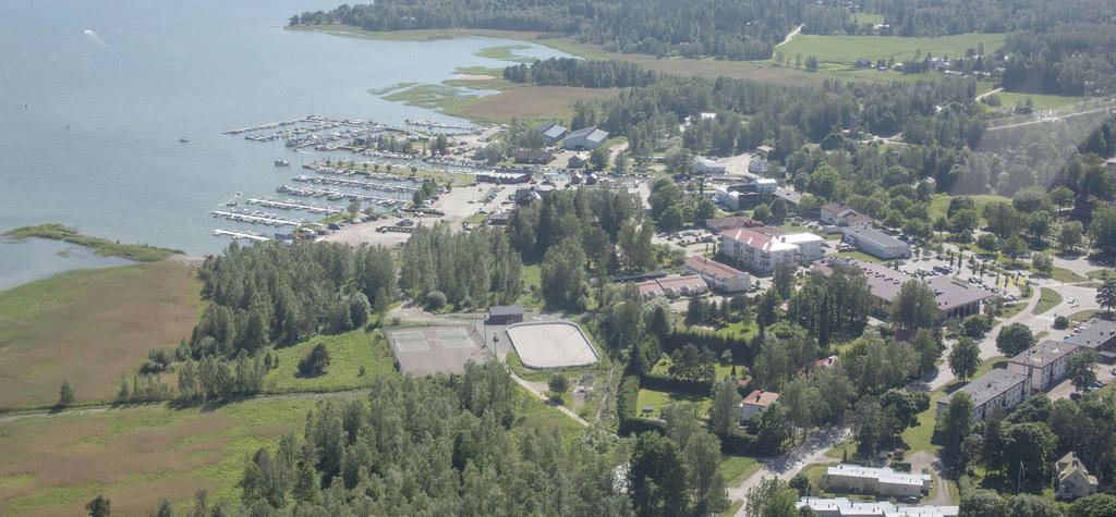 Nuläge Den gamla öst-västliga landsvägen till Fagervik, Stora Strandvägen (inom kyrkbyn benämnd Storkyrkovägen) löper genom området.