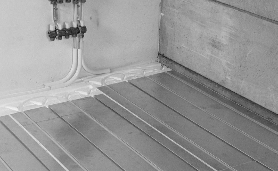 Anslut första slingans golvvärmerör till fördelarens tillopp. 9 Förlägg rören i spåren enligt föreslaget mönster.
