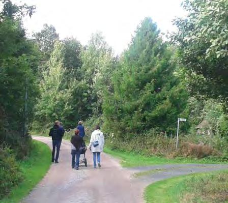 Runt gårdarna är ofta både natur- och kulturvärden höga. Här kan man möta hagmarker, lövträdsdungar och lövträdsrika skogar.