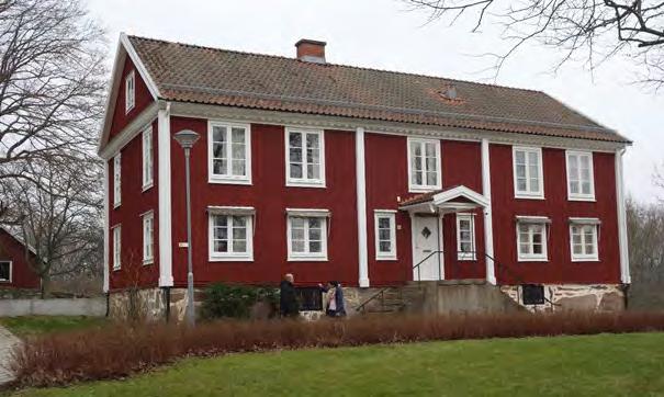 Sjöarp var bondeskogsbrukets vagga i Blekinge. Vid miljöstationen just bakom ICA-affären. Till höger en liten rest av Bräkneåsen.