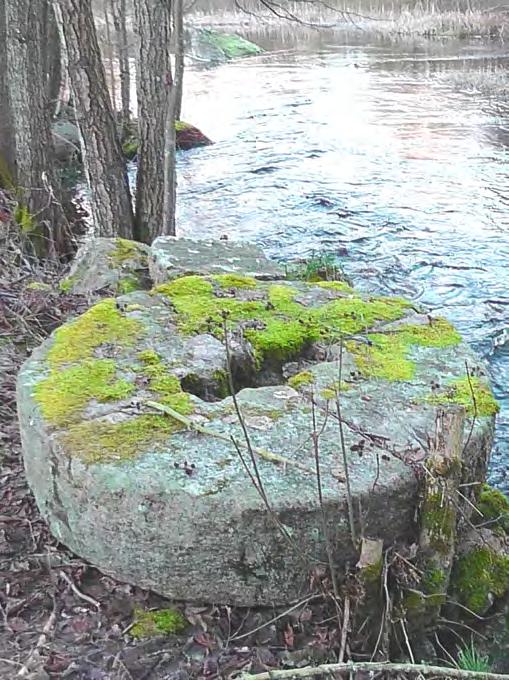 Rester av kvarnverksamhet vid Dönhult norr om Bräkne- Hoby.