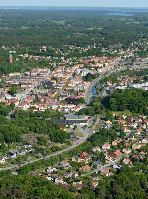 Där finns vissa gröna bitar kvar längs Kallingevägen som ger både rumslighet, karaktär och avskildhet mellan infartsleden och bostadsområdena.