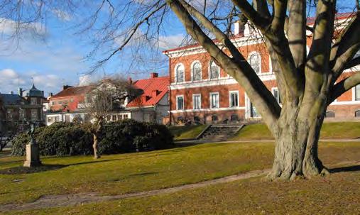 Tingsparken och Rådhusparken är tillsammans med torget viktiga gröna undantag i den annars till stor del hårdgjorda stadskärnan.