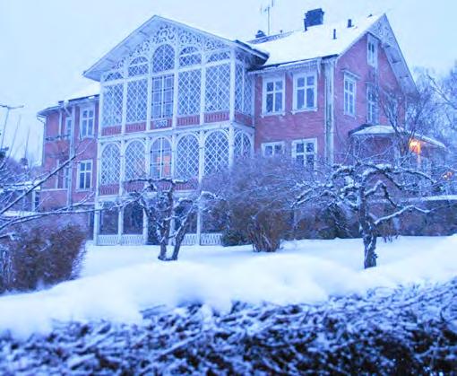 Mot nordost fanns den nu rivna Härstorpsgården med trädgårdsmästeri som höll dalen där den låg öppen som jordbruksmark.