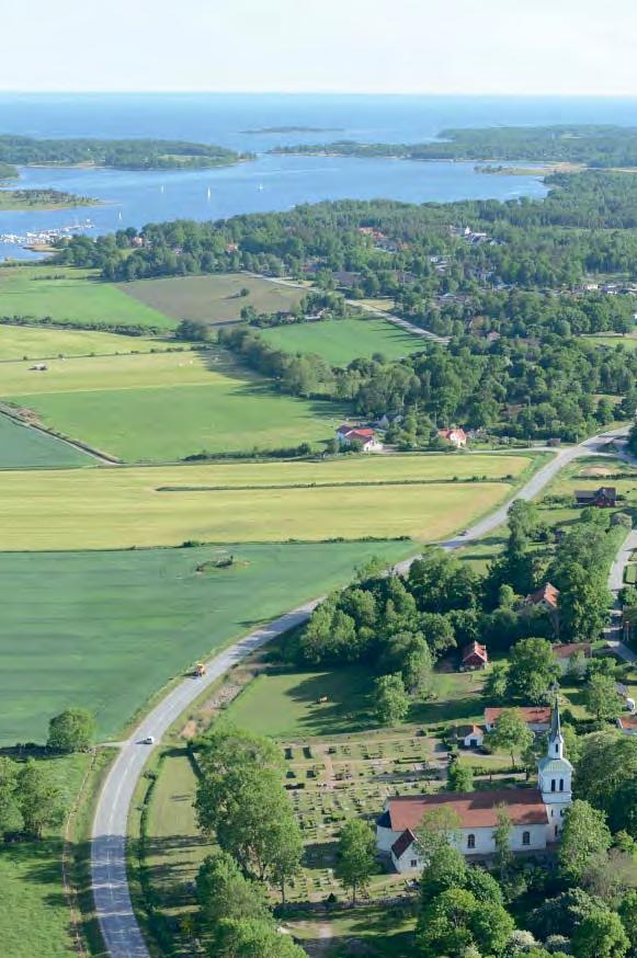 Bilden visar hur jordbruket med sina fält och betande djur kan vara värdefulla delar att hålla kvar mellan den nya bebyggelsen för att