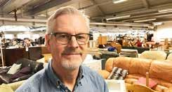 TA EN SVÄNG MED ROSA LASTBILEN Några lördagar i april kommer vi att ha lastbilen utplacerad på olika ställen i Göteborg för att samla in saker/möbler som folk vill skänka.