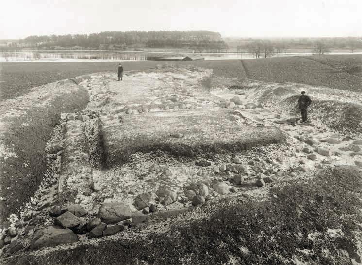 Fig 3. Grunden till S:t Jörgens hus och hospital i det nuvarande kvarteret Idrottsmannen 14. Foto från 1890-talet. I bakgrunden syns Nissan. Foto: Hallands konstmuseum. äldst från yngre stenålder.