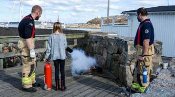 Information om säkerhetsutrustning ombord i båten Besöka en av Sjöräddningens båtar Personlig säkerhetsutrustning HLR och sjukvård Blåsa upp en livflotte Hur tungt är det att lyfta en person ur