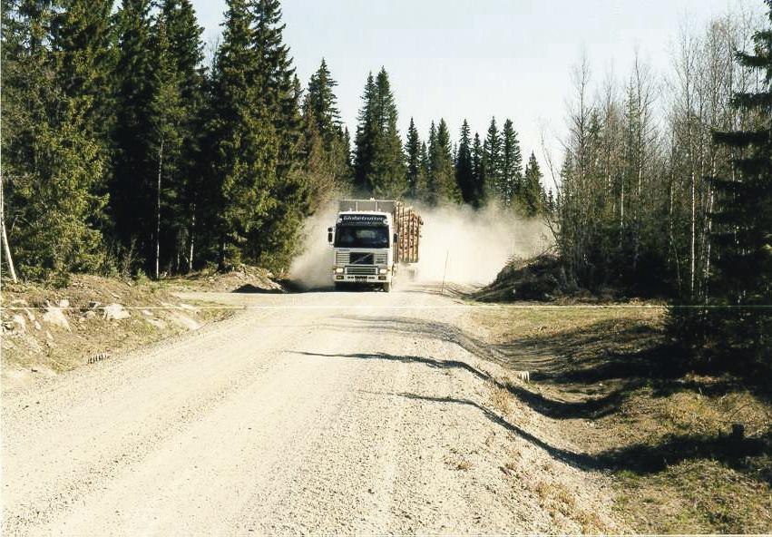 längs vägkanten. Mindre dammoln uppstår ofta.