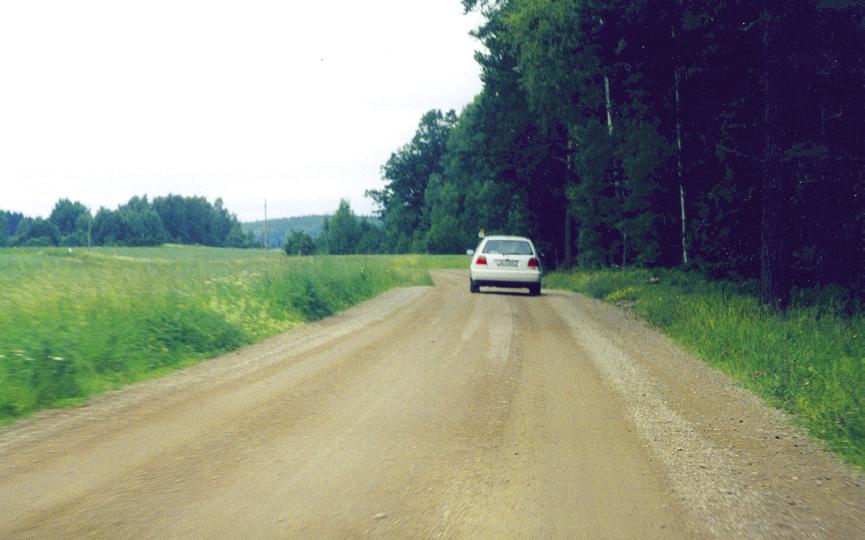 vallar längs vägkanterna. Stora dammoln uppstår ofta.