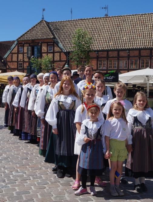 Vi är Malmö Folkdansare Melodi: Ritsch, ratsch, filibom bom bom.