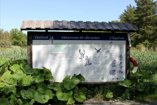 Vid parkeringen för våtmarken välkomnas man av en informationstavla.