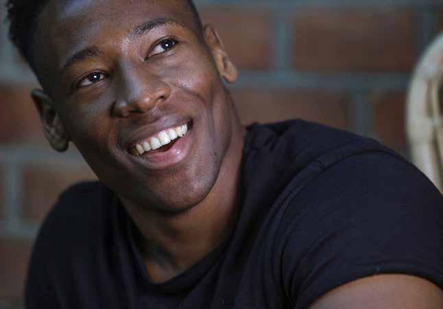 INTERVJU DET VAR JU BARA ATT PLOCKA IHOP LITE KLÄDER OCH SÄTTA SIG PÅ FLYGET Henry Bwanika, kemistudent med lång resa bakom sig Hur hamnade du i Sverige?