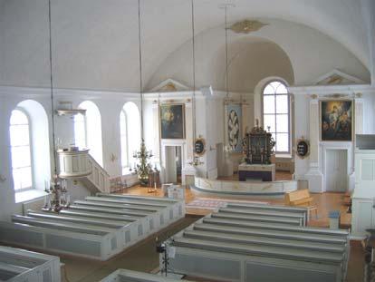 Exteriört är kyrkan välhållen och uppvisar det element som präglar nyklassicismen lanternintorn, sadeltak och höga fönsteröppningar.