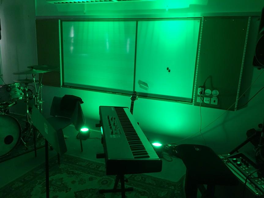 4. Komponeringsprocessen När det var dags att börja låtskrivandet insåg jag att det var oerhört svårt att bara behålla fokus på själva färgen och försöka skriva musik och text utifrån den.