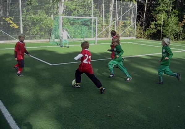 MIK Fotboll 5-mannaspel 2011 I barnfotboll ska barnen leka och lära sig fotboll.