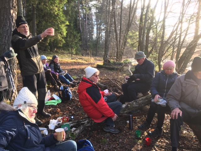 Därifrån gick vandringen vidare mot Vallentunasjön, förbi Nygårds värdshus och Skänkstugan. Vid Mellansjö togs en paus för att dricka glögg och äta medhavd matsäck.