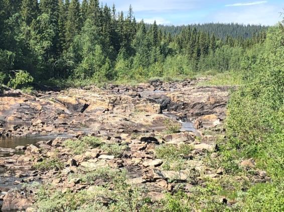 Mängden vatten som tappas under sommar och höst styrs med två rör, vilka är placerade under botten på flottningsdammen.