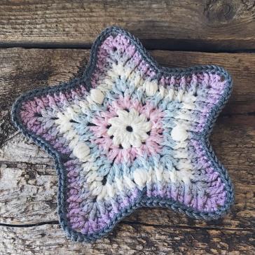 Och jag vill väldigt gärna se din process och ditt färdiga underlägg så tagga mig gärna i dina bilder om du använder sociala medier: @crochetedbytess #crochetedbytess #ELoStarCAL Hoppas att du hade