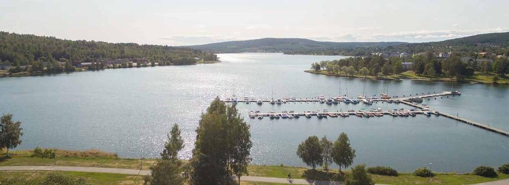 MED UTSIKT ÖVER GLITTRANDE HAV Nära allt. Så kan man sammanfatta läget för brf Muraren. Med promenadavstånd till havet, parker och simhall med gym kan du välja en aktiv fritid som passar just dig.