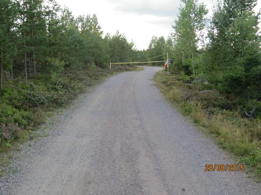 Sida 5(8) Olycksförloppsutredning Bild 2: Röda pilen visar riktningen som mc:n kommit ifrån.