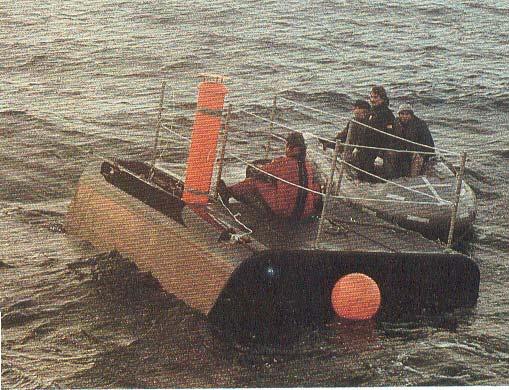 När de stängde kapseln var ubåten redan trycksatt, vilket innebar att kapseln innehöll ett övertryck när den så småningom flöt upp till ytan.