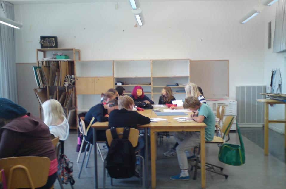 Skola, förskola och öppna förskolan Det är en mänsklig rättighet att få en grundläggande utbildning. Barnens utbildning är en samhällsinestering för framtiden.