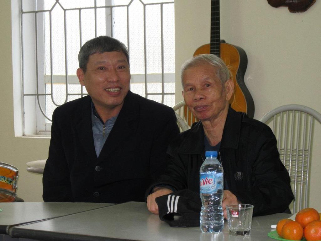 Mr. Bao och Mr. Thuong (tolk) I fadderbarnsprogrammet finns 72 barn inskrivna. Av dessa sponsrar FFBB 43 barn och BFA 29. 10 barn står på väntelista för att få faddrar.