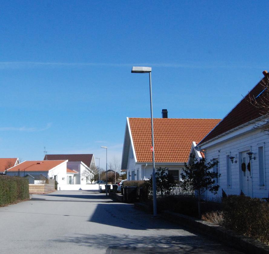 Huvudaxeln i öst-västlig riktning utgörs av Skegriestationsväg och Skegrie byaväg. Mellan Sekgrie och Trelleborg finns en separat cykelväg, som sträcker sig genom Västra Tommarp.