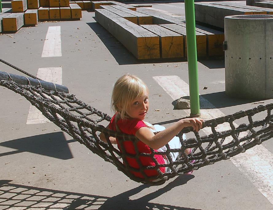 Befintlig bygata utvecklas till ett centralt, sammankopplande stråk som är attraktivt för gående och cyklister. Knutet till bygatan skapas ett centrum med servicefunktioner.