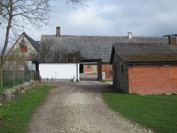 Kyrkbyn och stationssamhället med bevarandevärd bebyggelse Den äldre delen av Skegrie med vägsträckning från medeltiden.
