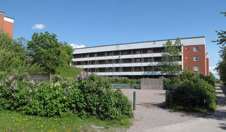 Fler sittplatser skulle kunna tillföras. Målningarna på muren är blekta och skulle behövas restaureras.
