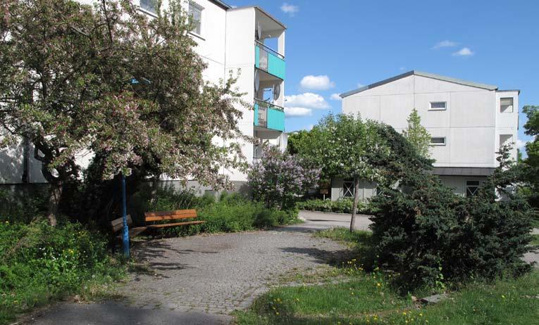De två stråken som korsar platsen bör ses över. Platsen har en potential att bli en fin kvarterspark.
